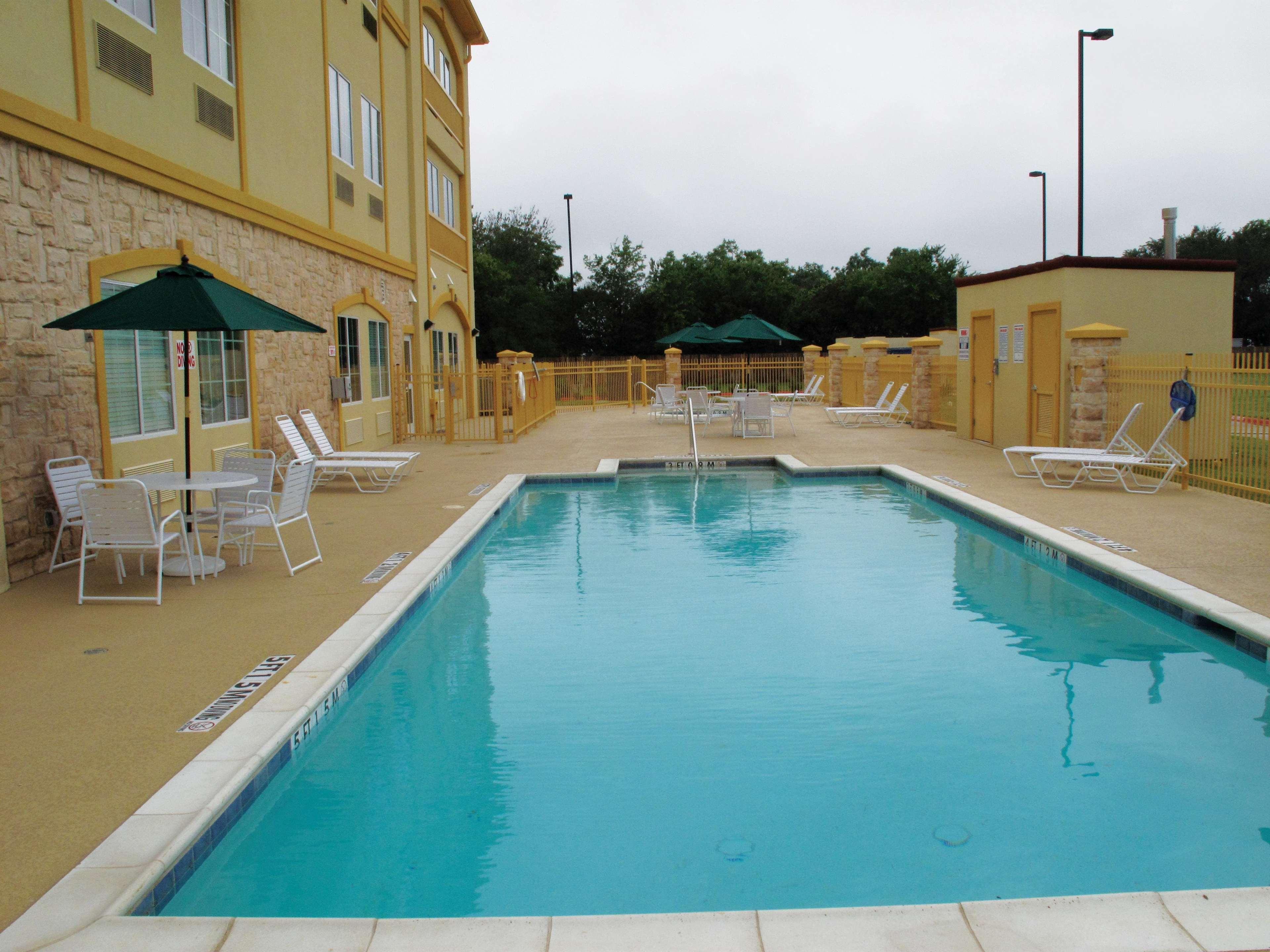 La Quinta By Wyndham Ennis Hotel Exterior photo