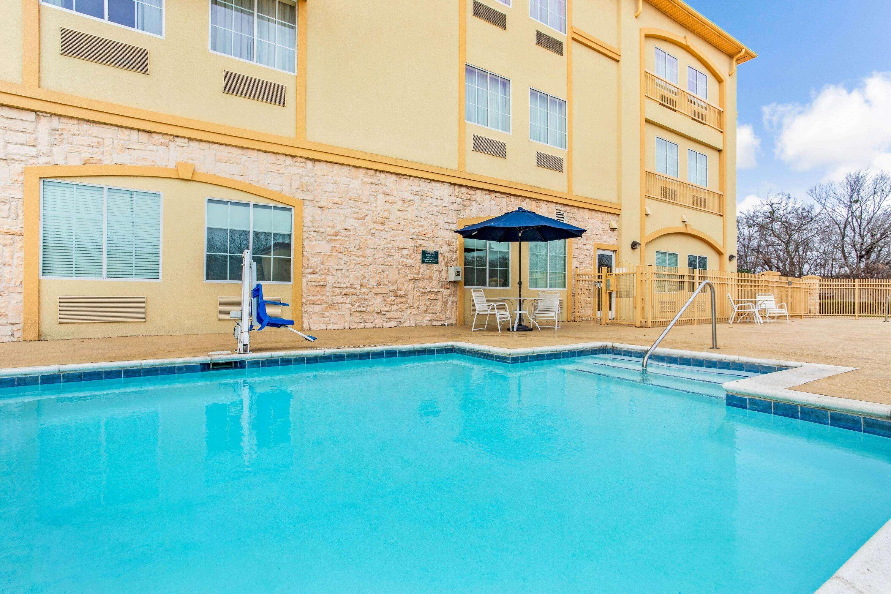 La Quinta By Wyndham Ennis Hotel Exterior photo