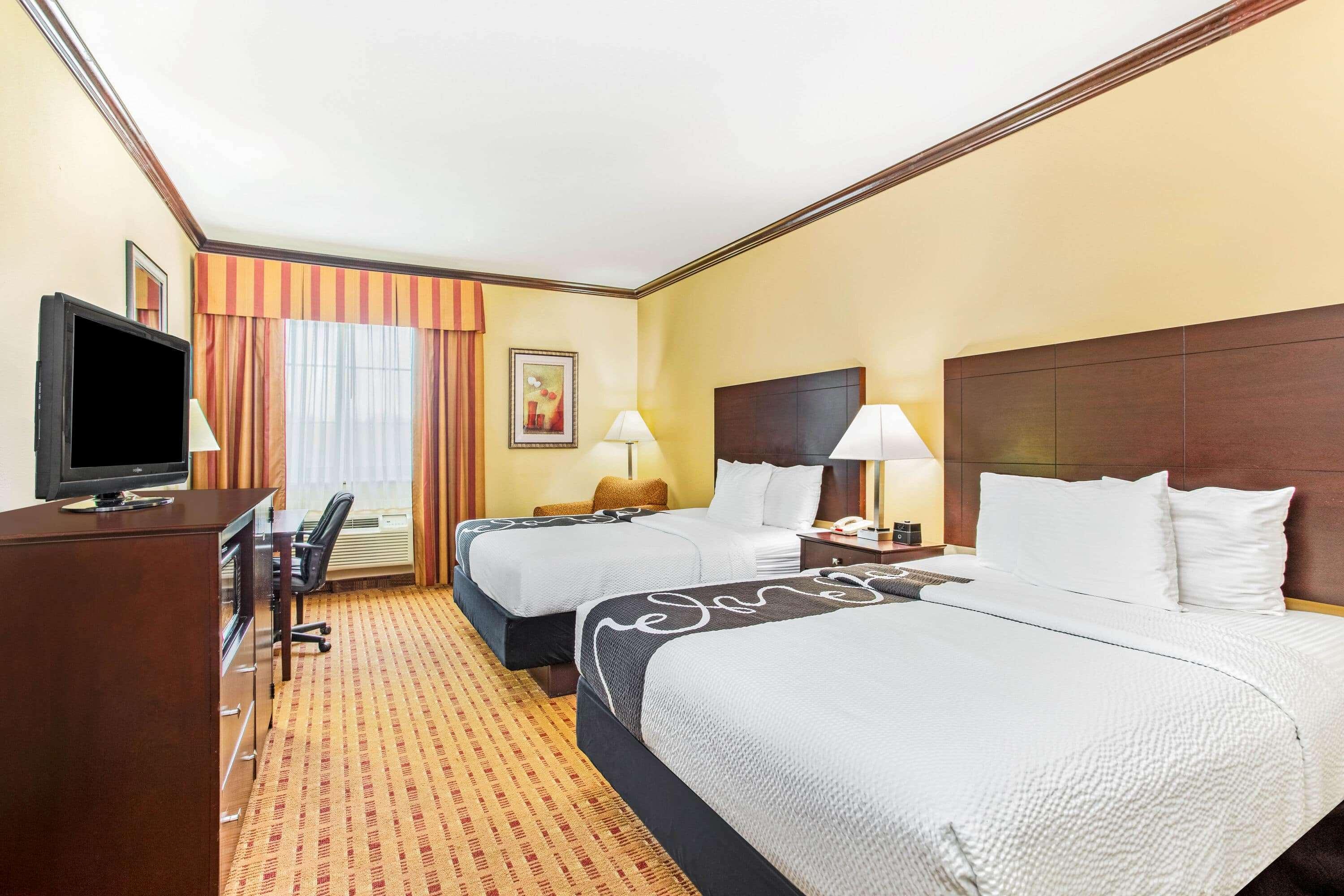 La Quinta By Wyndham Ennis Hotel Exterior photo